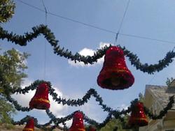 Dollywood is decorated for Christmas, despite it being mid-August. Shot on New 3DS XL.